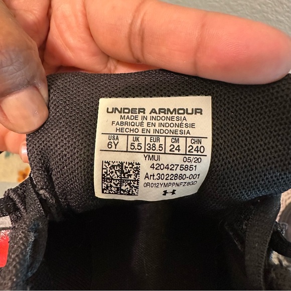 Under Armour Black Running Shoes Youth or Women's - Picture 7 of 8